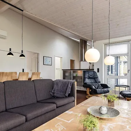 8 Person In Skals * Hjarbaek